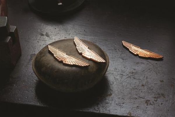 Abzeichen-Set mit goldenen Flügeln